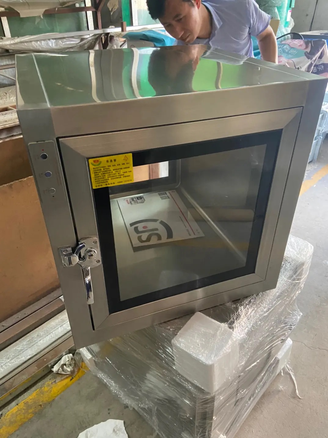 4.4 Built-in Pass Box