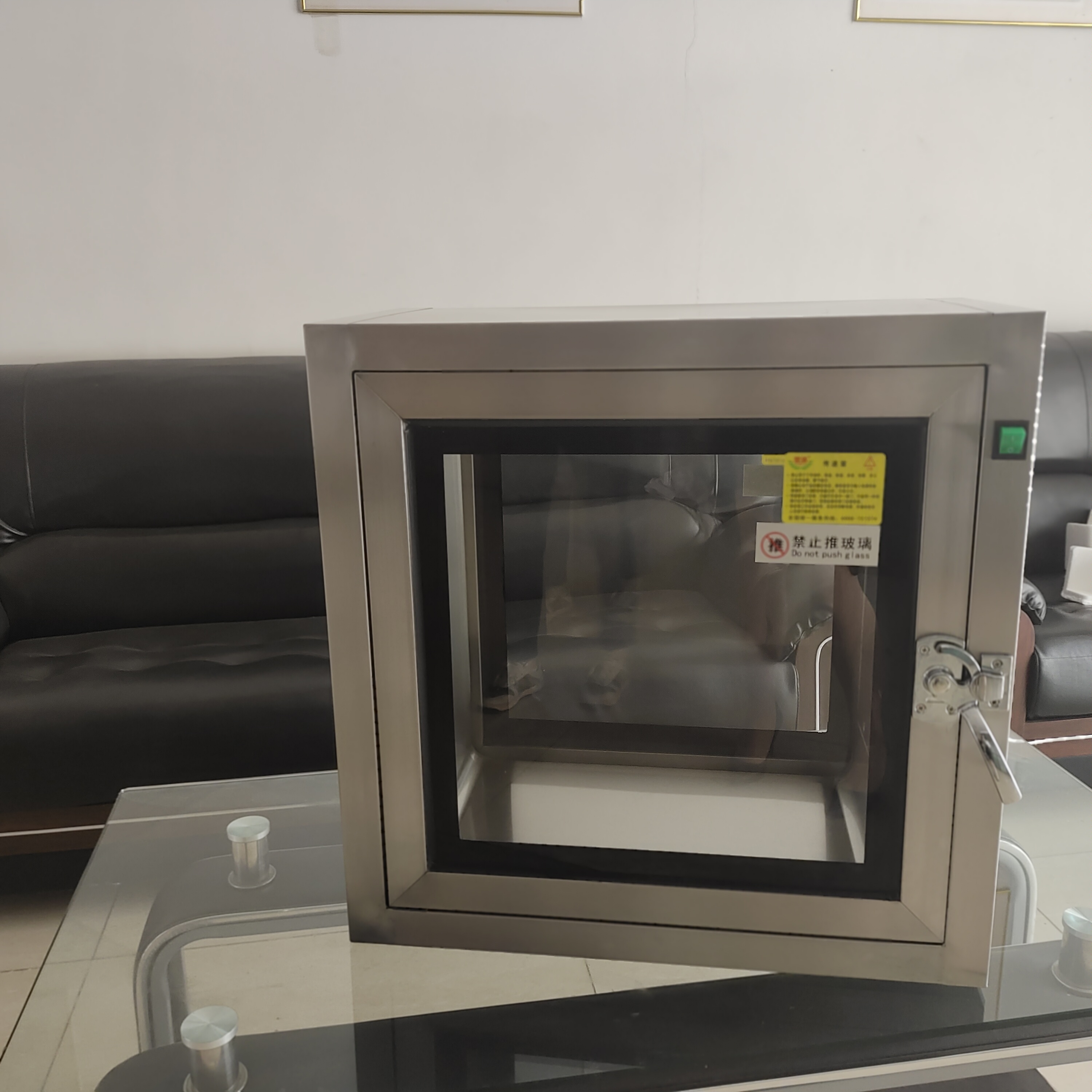 4.4 Built-in Pass Box