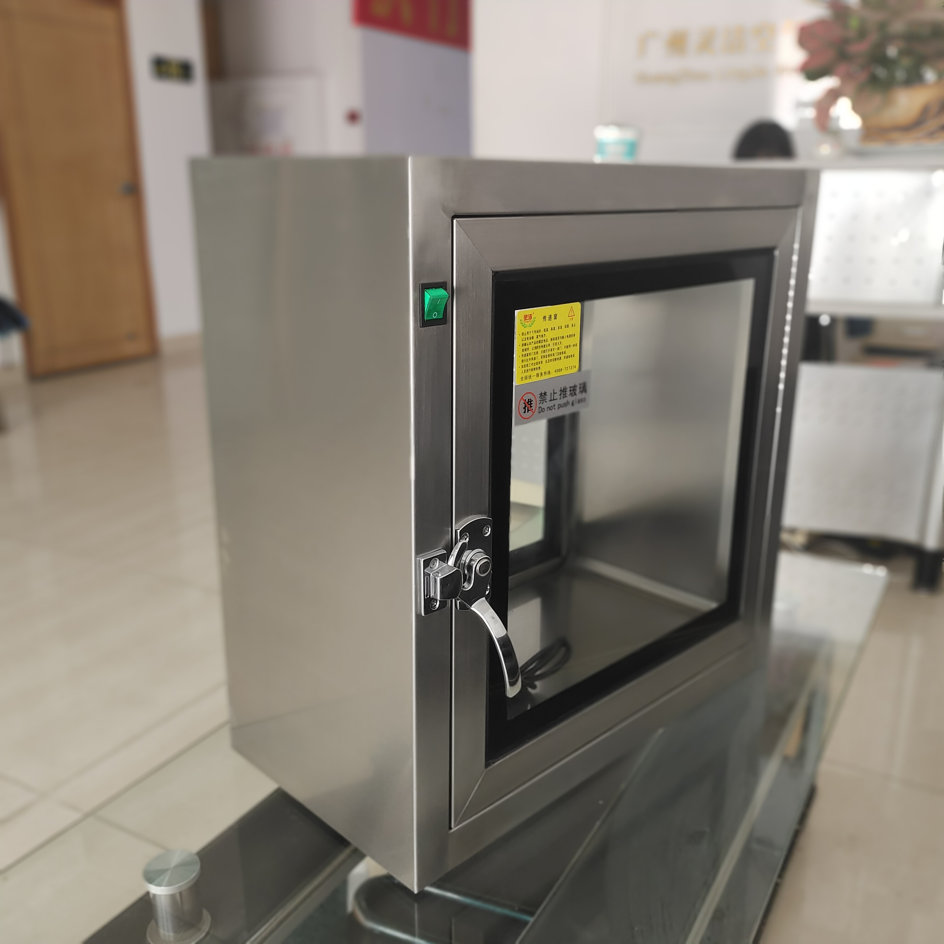 4.4 Built-in Pass Box
